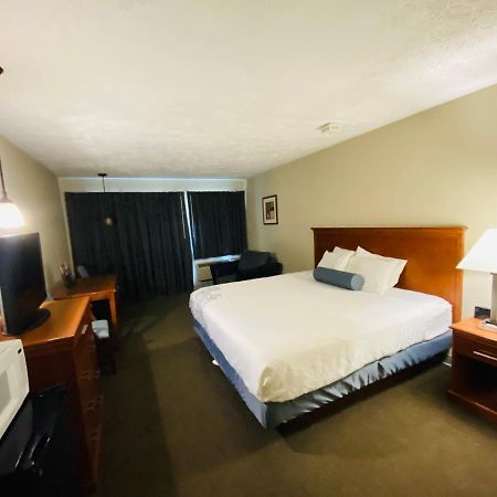 Fleetwood Inn Suites Cheboygan Ngoại thất bức ảnh
