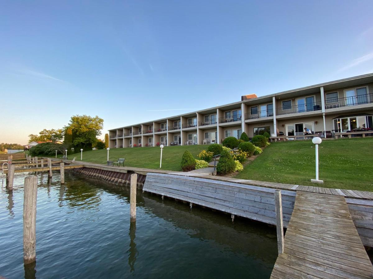 Fleetwood Inn Suites Cheboygan Ngoại thất bức ảnh