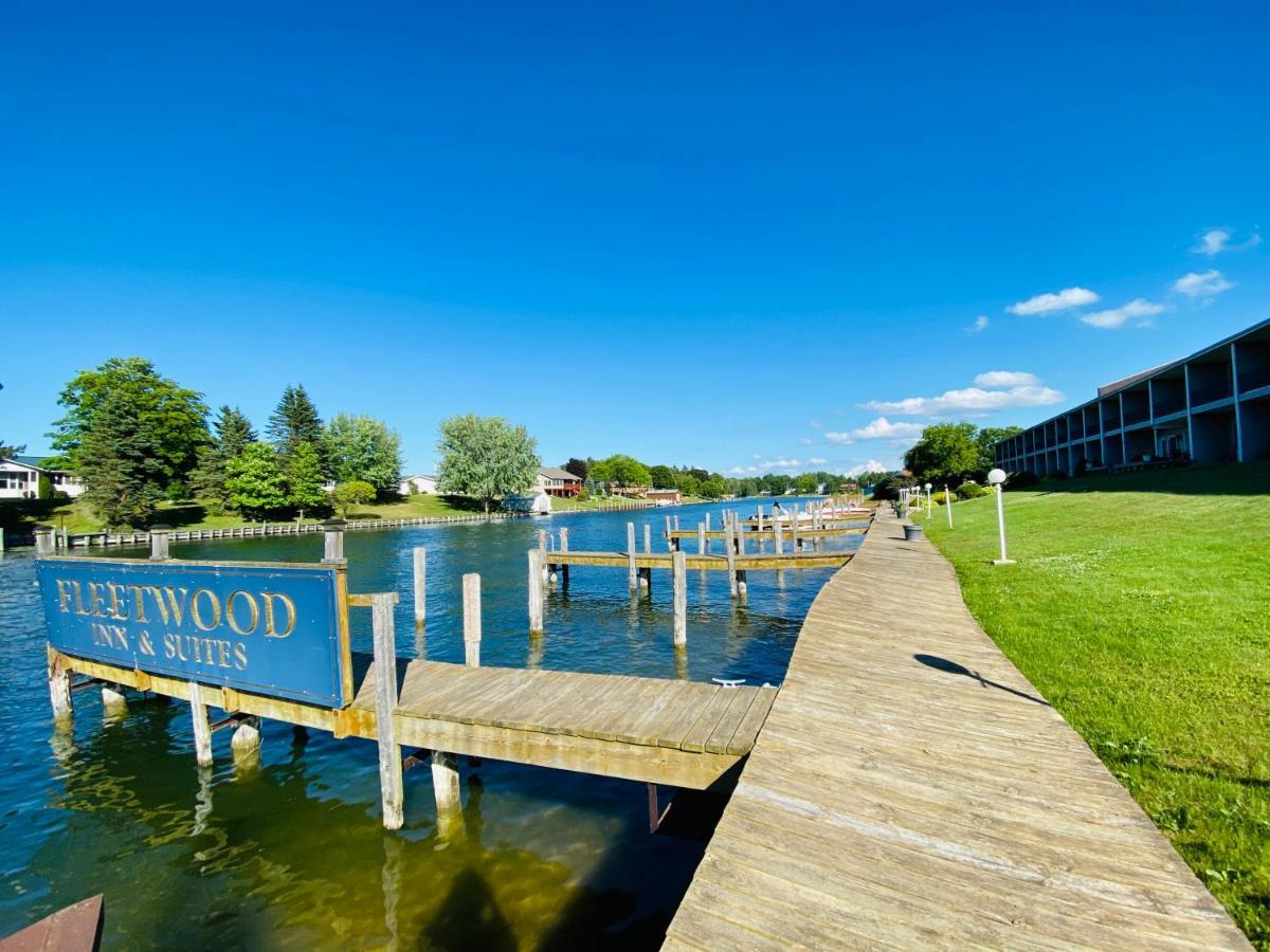 Fleetwood Inn Suites Cheboygan Ngoại thất bức ảnh