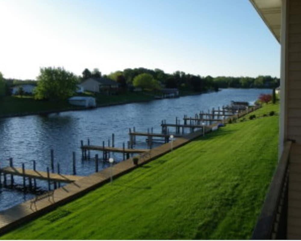 Fleetwood Inn Suites Cheboygan Ngoại thất bức ảnh