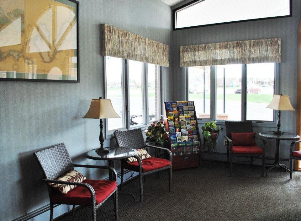 Fleetwood Inn Suites Cheboygan Ngoại thất bức ảnh