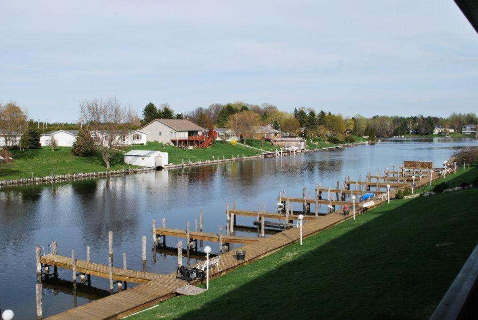 Fleetwood Inn Suites Cheboygan Ngoại thất bức ảnh